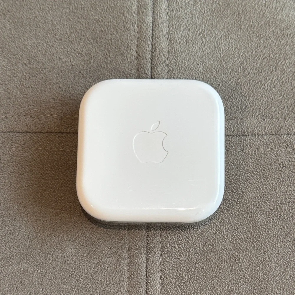 APPLE WIRED EARPODS WITH REMOTE AND MIC W/ CASE